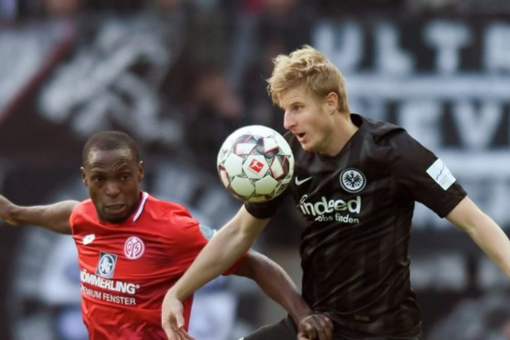 Martin Hinteregger (r) war schon in der Rückrunde vom FC Augsburg an die Frankfurter Eintracht ausgeliehen.