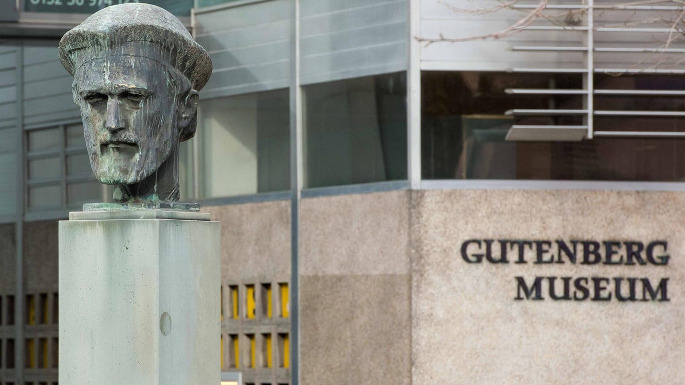 Büste von Johannes Gutenberg: Sie befindet sich vor dem Gutenberg-Museum in Mainz.