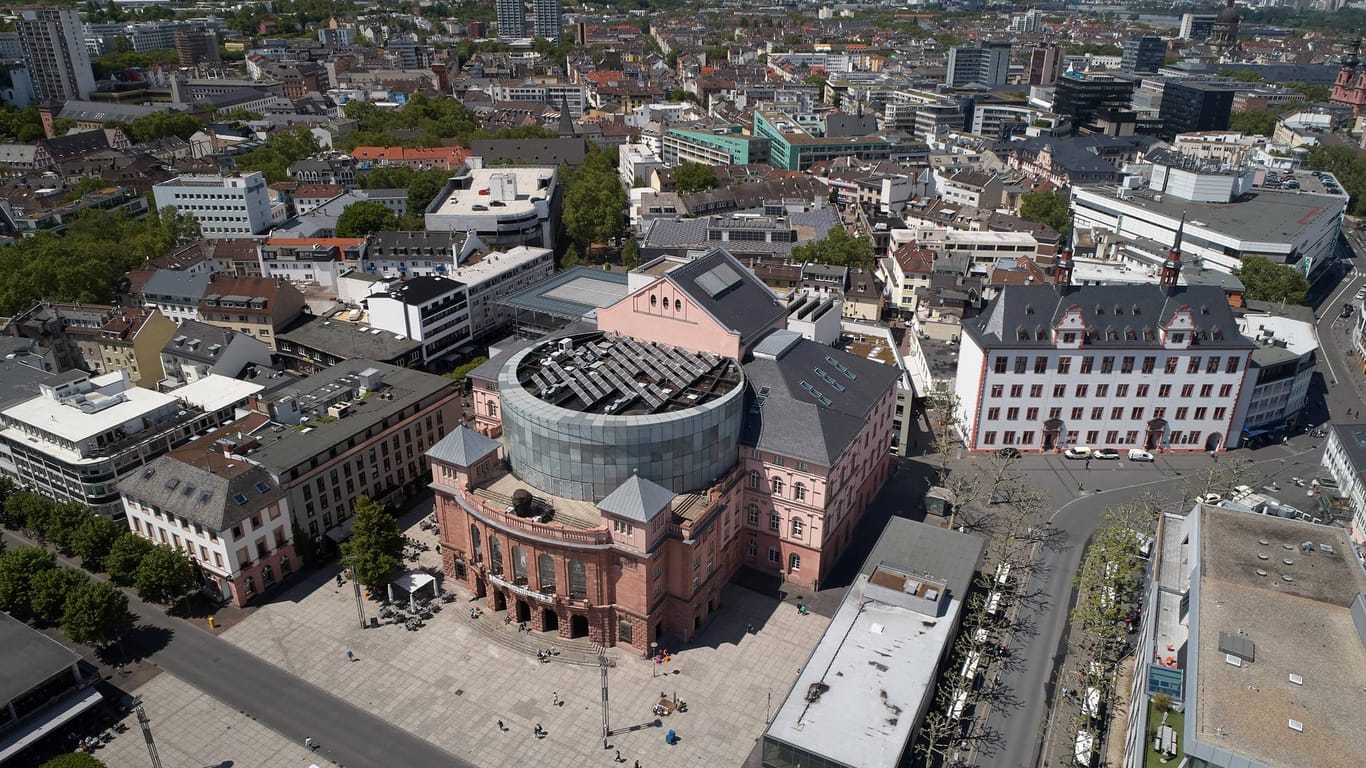 Das Staatstheater am Gutenbergplatz von oben: Das Haus bietet Oper, Theater, Tanz und mehr ab.