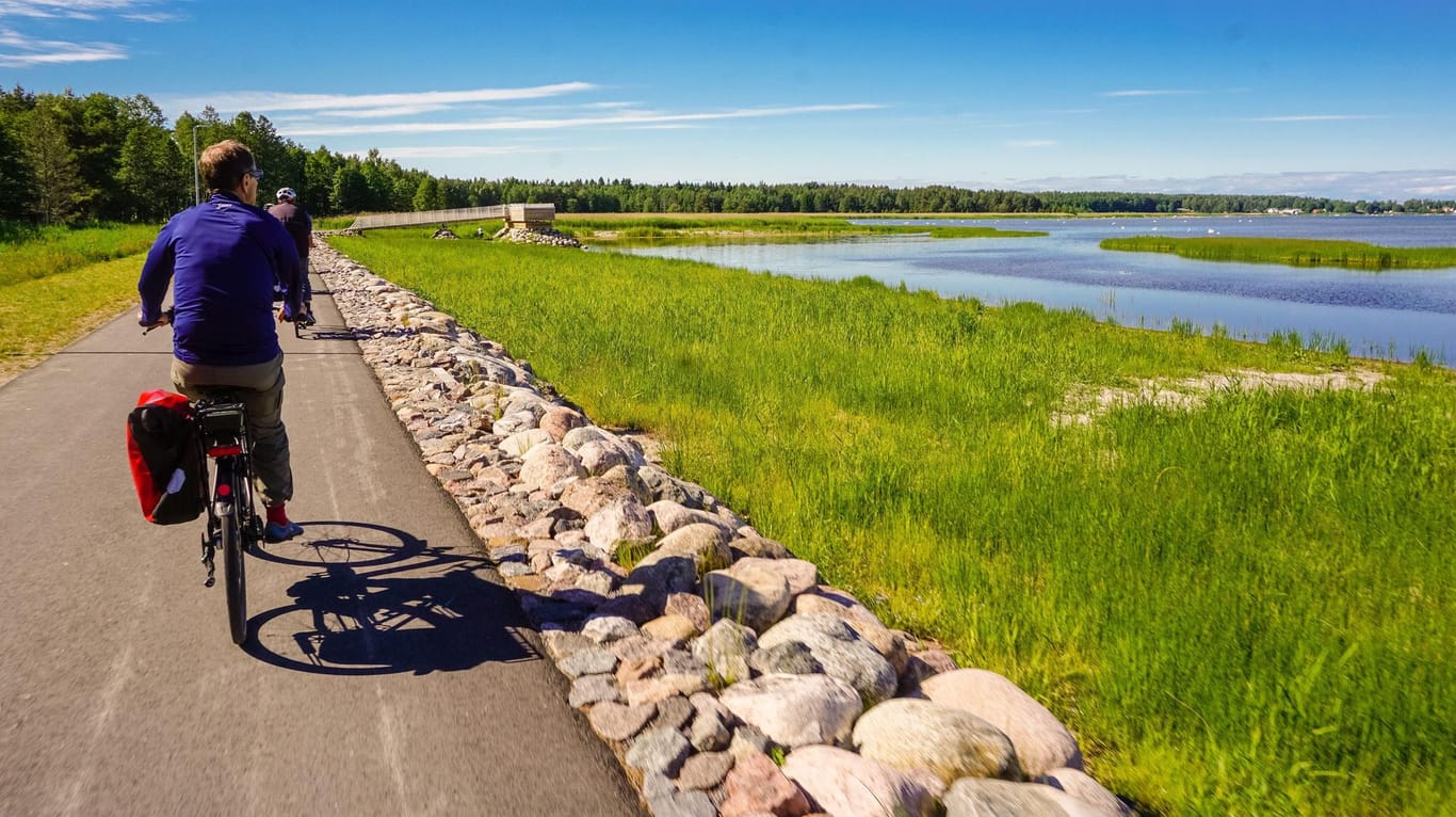 Baltikum-Fahrradtour: Die verschiedenen Naturlandschaften Estlands, Lettlands und Litauens können Sie bequem vom E-Bike aus erkunden.