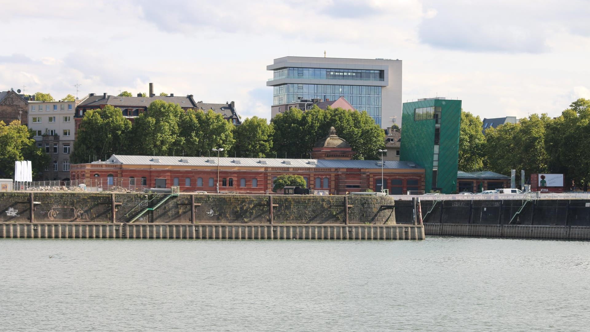 Kunsthalle Mainz vom Rhein aus: Hier werden tolle Ausstellungen beherbergt.