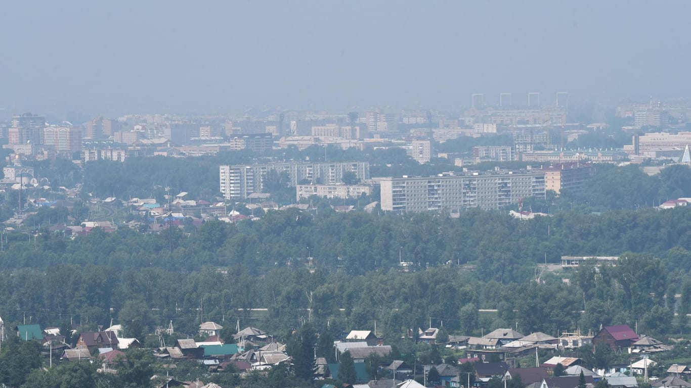 Abakan in Südsibirien: Der Rauch von den großen Waldbränden hat den Himmel über der Stadt eingetrübt.