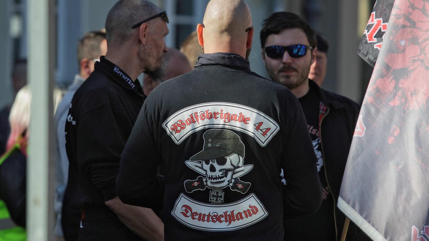 Demonstration in Köthen 2018: Ein Mann mit einer Jacke der sogenannten "Wolfsbrigade".