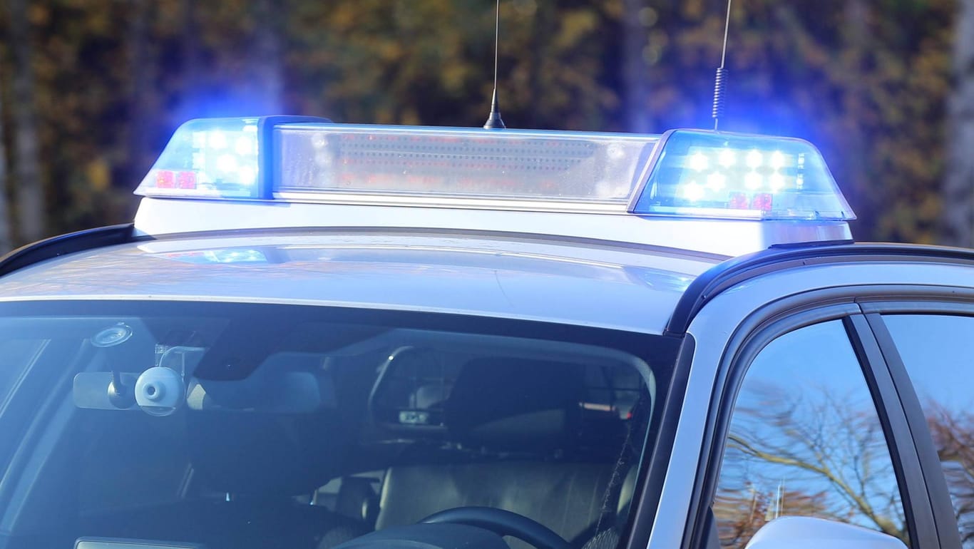 Polizeifahrzeug mit Blaulicht: Bei Düren in NRW hat ein Autofahrer einen spektakulären Unfall gebaut.