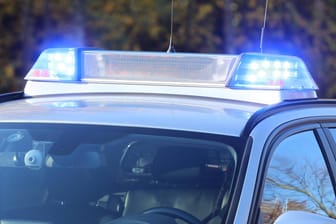 Polizeifahrzeug mit Blaulicht: Bei Düren in NRW hat ein Autofahrer einen spektakulären Unfall gebaut.