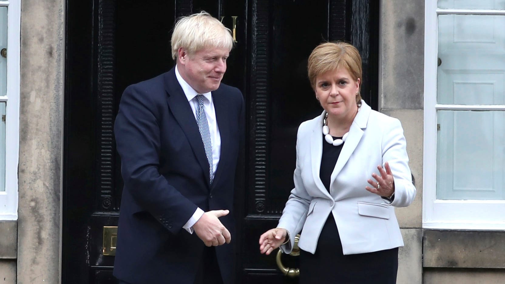 Frostige Atmosphäre: Schottlands Erste Ministerin Nicola Sturgeon begrüßt Boris Johnson in Edinburgh.