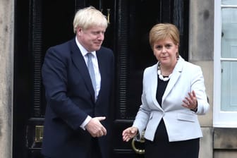 Frostige Atmosphäre: Schottlands Erste Ministerin Nicola Sturgeon begrüßt Boris Johnson in Edinburgh.