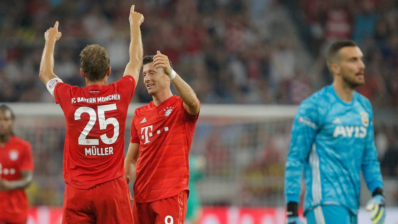 Bejubeln den Sieg gegen Fenerbahce: Thomas Müller (l.) und Robert Lewandowski.