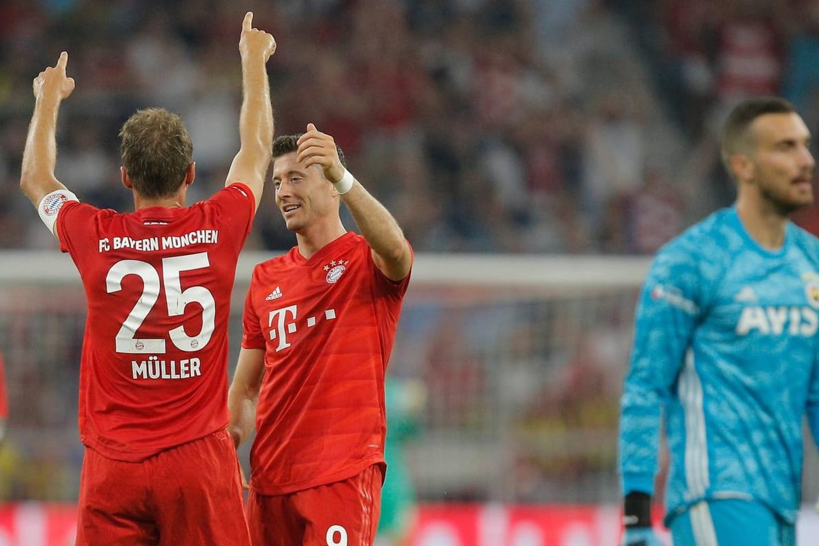 Bejubeln den Sieg gegen Fenerbahce: Thomas Müller (l.) und Robert Lewandowski.