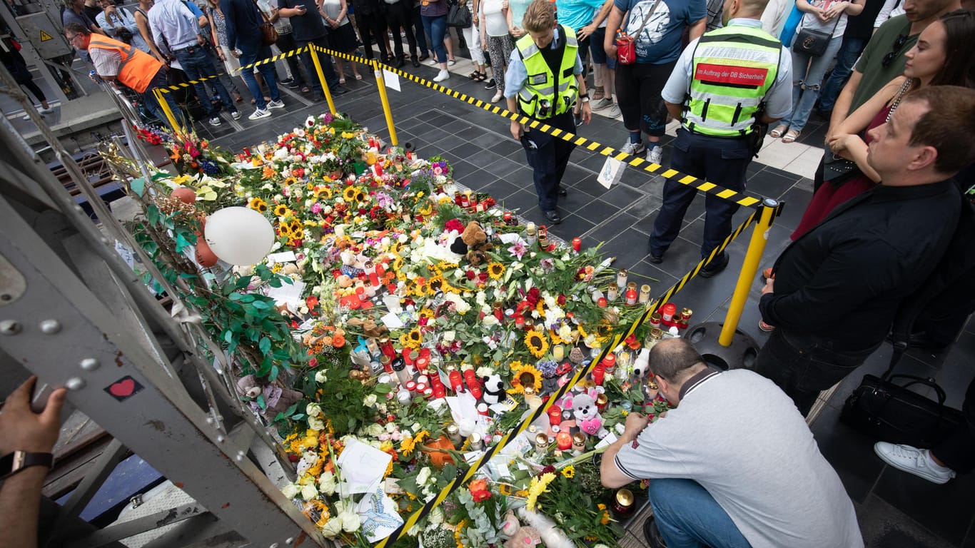 Große Anteilnahme: Am Gleis 7 im Frankfurter Hauptbahnhof haben Hunderte Blumen und Kerzen abgelegt.