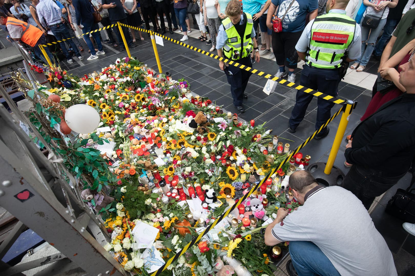 Große Anteilnahme: Am Gleis 7 im Frankfurter Hauptbahnhof haben Hunderte Blumen und Kerzen abgelegt.