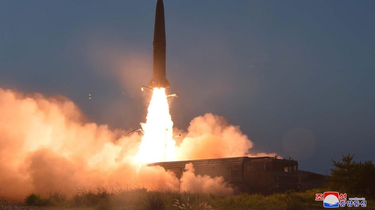 Raketentests: Dieses von der staatlichen nordkoreanischen Nachrichtenagentur KCNA am 26.07.2019 zur Verfügung gestellte Foto zeigt einen Raketentest in Nordkorea.