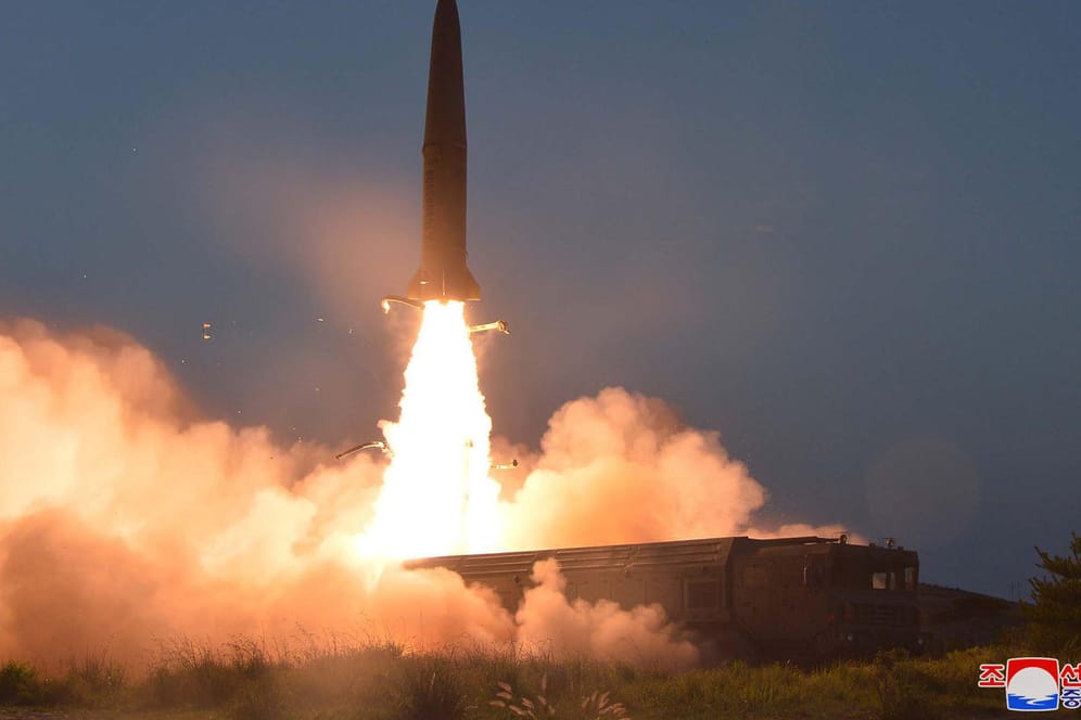 Raketentests: Dieses von der staatlichen nordkoreanischen Nachrichtenagentur KCNA am 26.07.2019 zur Verfügung gestellte Foto zeigt einen Raketentest in Nordkorea.