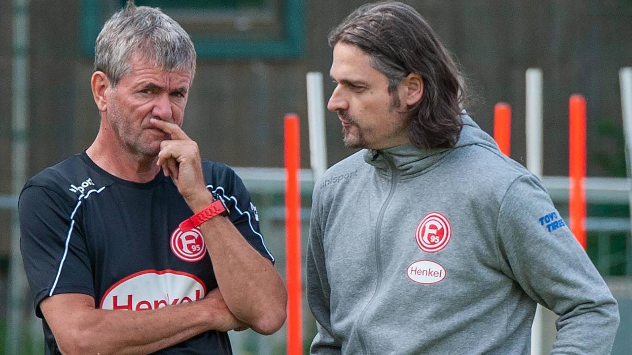 Lutz Pfannenstiel (r.) im Gespräch mit Fortuna-Trainer Friedhelm Funkel während des Trainingslagers in Maria Alm.