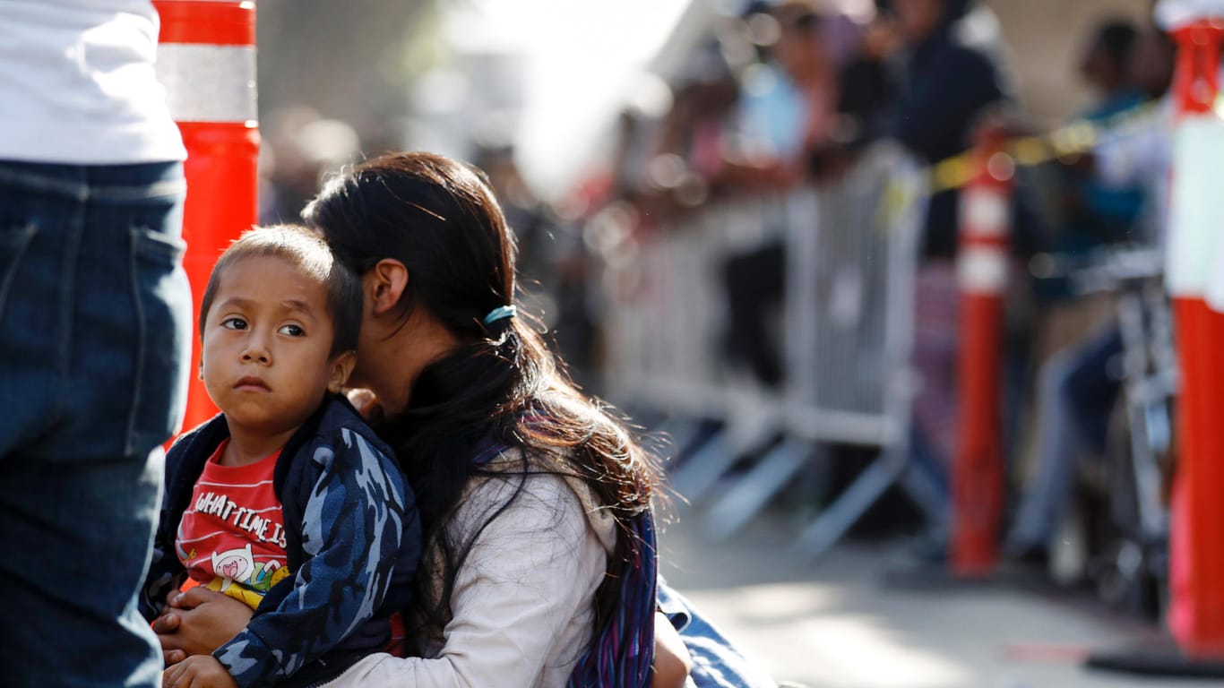 Eine Frau wartet mit ihren Söhnen an der mexikanischen Grenze auf die Antragstellung eines Asylantrags in den USA: Behörden haben nach Angaben von Bürgerrechtlern mehr als 900 Migranten-Kinder von ihren Eltern getrennt, seit ein Gericht die umstrittene Praxis im Juni vergangenen Jahres untersagt hat.