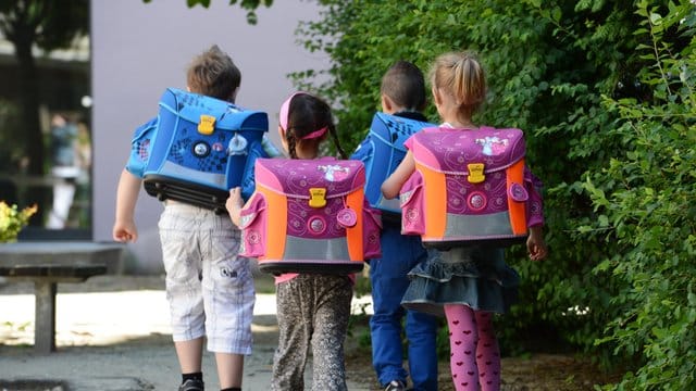 Viele Erstklässler wollen alleine in die Schule gehen. Viele Erstklässler wollen alleine in die Schule gehen.