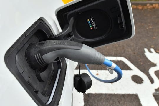 Ein Elektroauto wird an einer Ladestation aufgeladen.