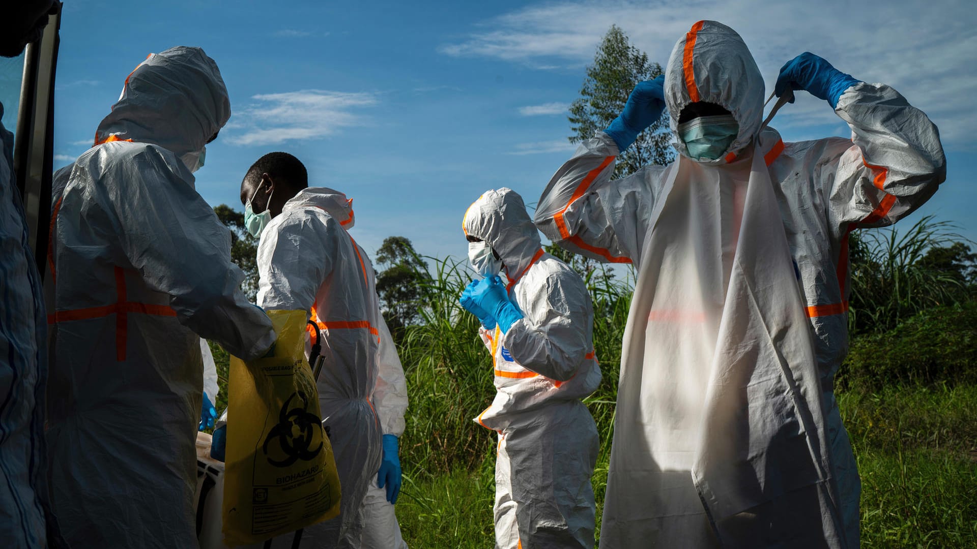 Behördenmitarbeiter vor einer Beerdigung eines erkrankten Mannes in Beni: Im Kongo sind im letzten Jahr rund 1.600 Menschen an Ebola gestorben.