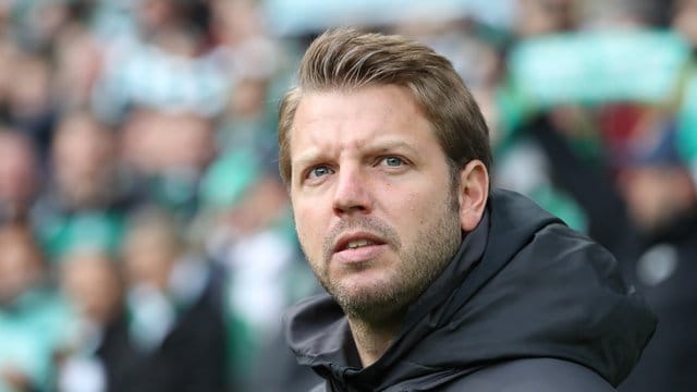 Trainer Florian Kohfeldt hat seinen Vertrag beim SV Werder Bremen bis 2023 verlängert. Trainer Florian Kohfeldt hat seinen Vertrag beim SV Werder Bremen bis 2023 verlängert.