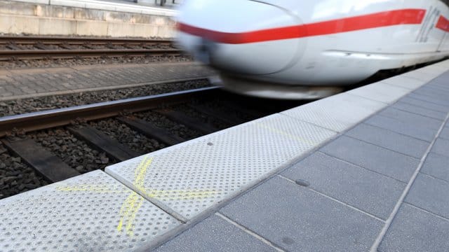 Ein ICE am Gleis 7 an einer markierten Stelle: Hier wurde der Achtjährige vor einen einfahrenden Zug gestoßen und getötet. Ein ICE am Gleis 7 an einer markierten Stelle: Hier wurde der Achtjährige vor einen einfahrenden Zug gestoßen und getötet.