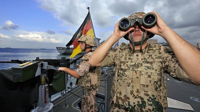 Deutsche Marine-Soldaten halten an Bord der Fregatte "Karlsruhe" Wache. Deutsche Marine-Soldaten halten an Bord der Fregatte "Karlsruhe" Wache.