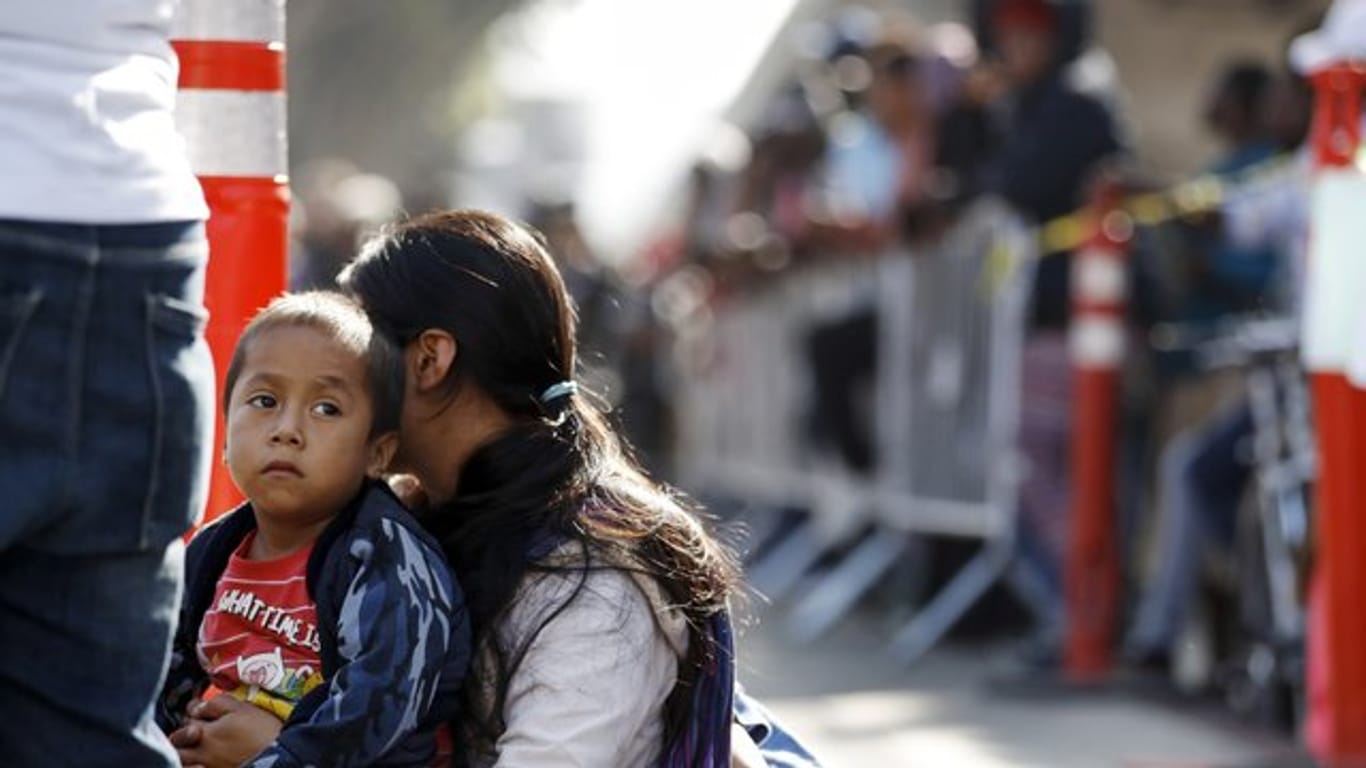 Eine Frau und ihr Sohn in der Grenzstadt Tijuana.