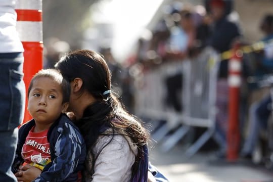 Eine Frau und ihr Sohn in der Grenzstadt Tijuana.
