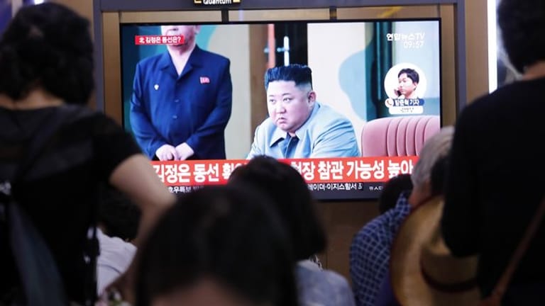 Nordkoreas Machthaber Kim Jong Un überwachte den Start der Raketen laut Staatsmedien persönlich.