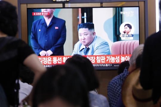 Nordkoreas Machthaber Kim Jong Un überwachte den Start der Raketen laut Staatsmedien persönlich.