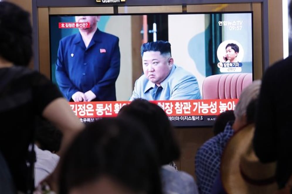 Nordkoreas Machthaber Kim Jong Un überwachte den Start der Raketen laut Staatsmedien persönlich.