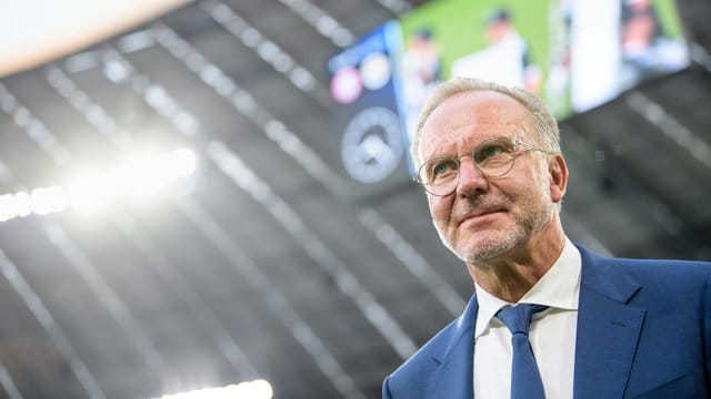 Pfiff seinen leitenden Angestellten - Niko Kovac - in Sachen Leroy Sané zurück: Vorstandschef Karl-Heinz Rummenigge. Pfiff seinen leitenden Angestellten - Niko Kovac - in Sachen Leroy Sané zurück: Vorstandschef Karl-Heinz Rummenigge.