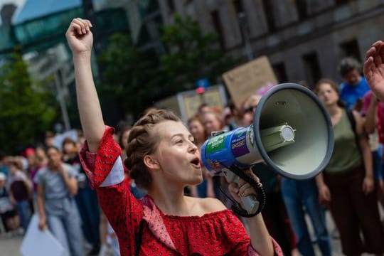 Die Aktivistin Clara Mayer während einer Fridays-For-Future-Demonstration in Berlin.