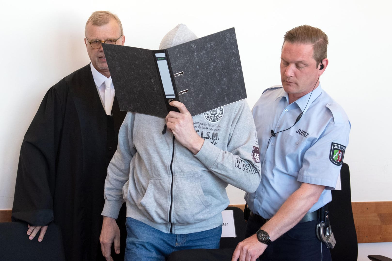 Andreas V. im Gerichtssaal: Der Angeklagte im Lügde-Prozess ist vorläufig verhandlungsunfähig.