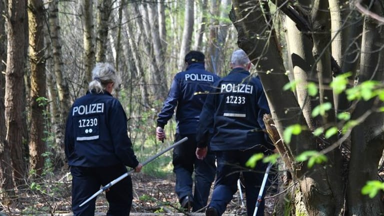 Polizisten suchen in einem Waldgebiet bei Brieselang nach Spuren der vermissten Georgine Krüger.