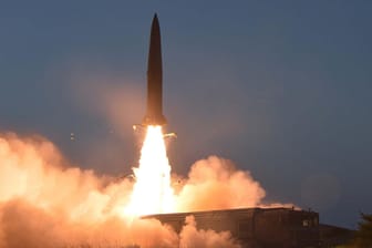 Bilder der nordkoreanischen Staatsmedien, die den Abschuss einer Rakete zeigen (Archiv): Schon wieder soll es einen neuen Raketentest von Pjöngjang gegeben haben
