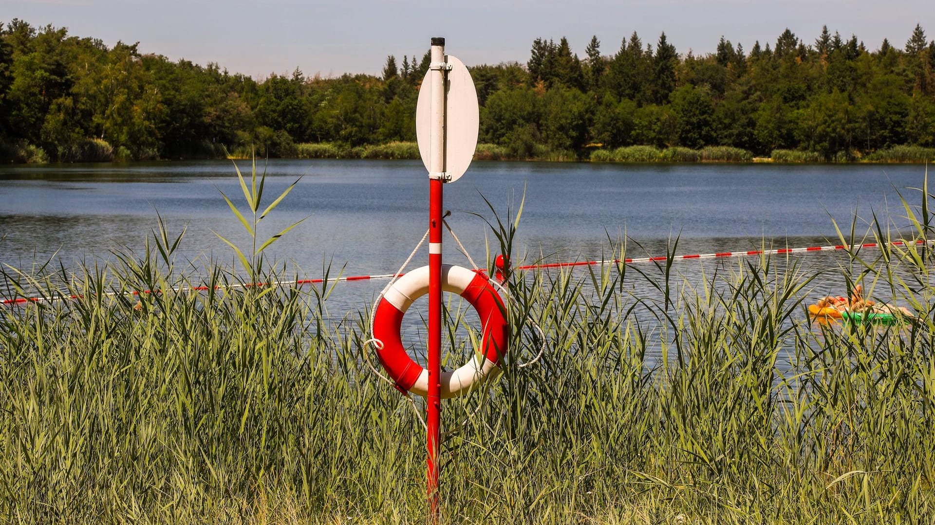 Badesee: Nur durch das beherzte Eingreifen einiger Badegäste überlebte ein drei Jahre altes Mädchen, nachdem sie leblos auf dem Wasser trieb. (Symbolbild)