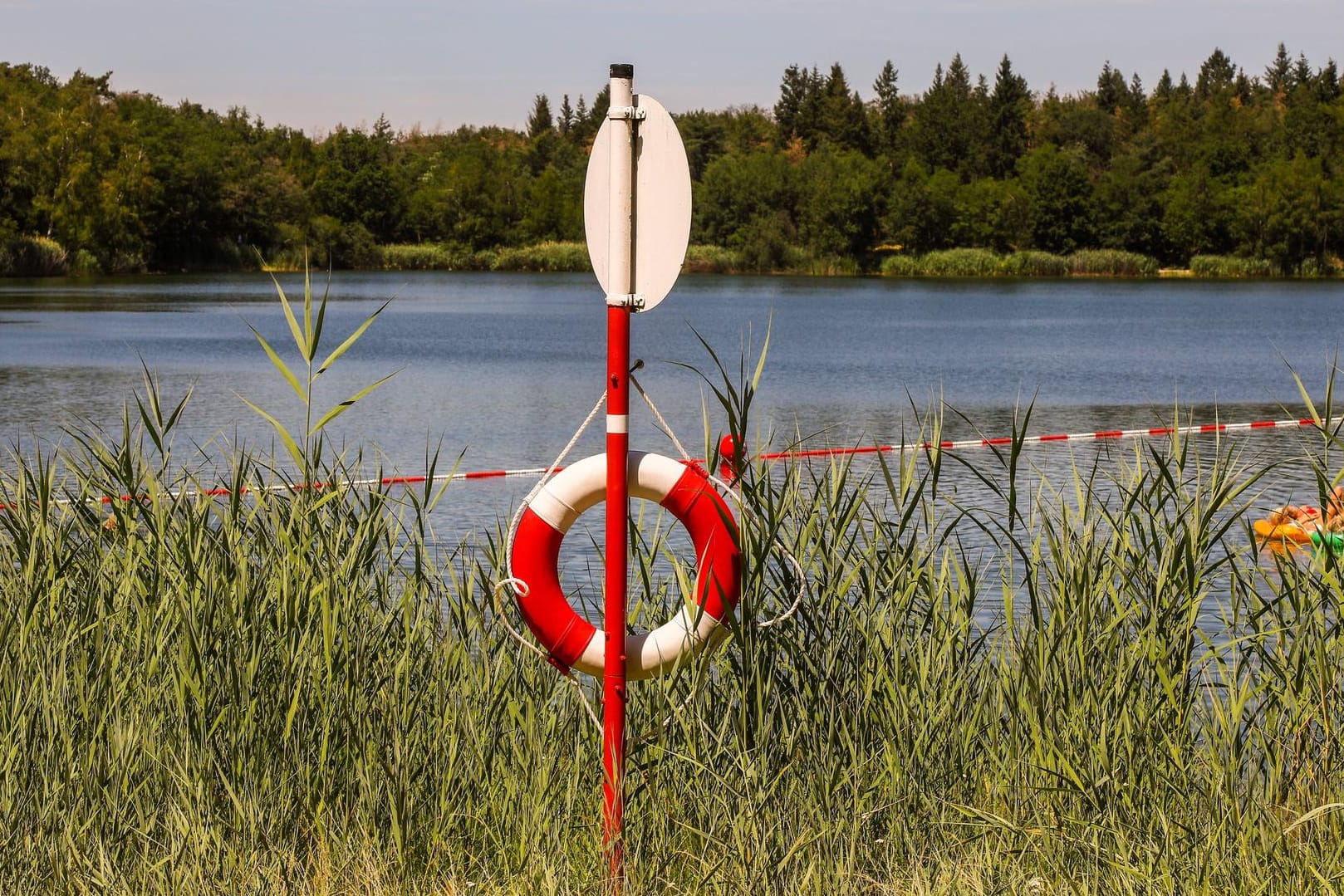 Badesee: Nur durch das beherzte Eingreifen einiger Badegäste überlebte ein drei Jahre altes Mädchen, nachdem sie leblos auf dem Wasser trieb. (Symbolbild)