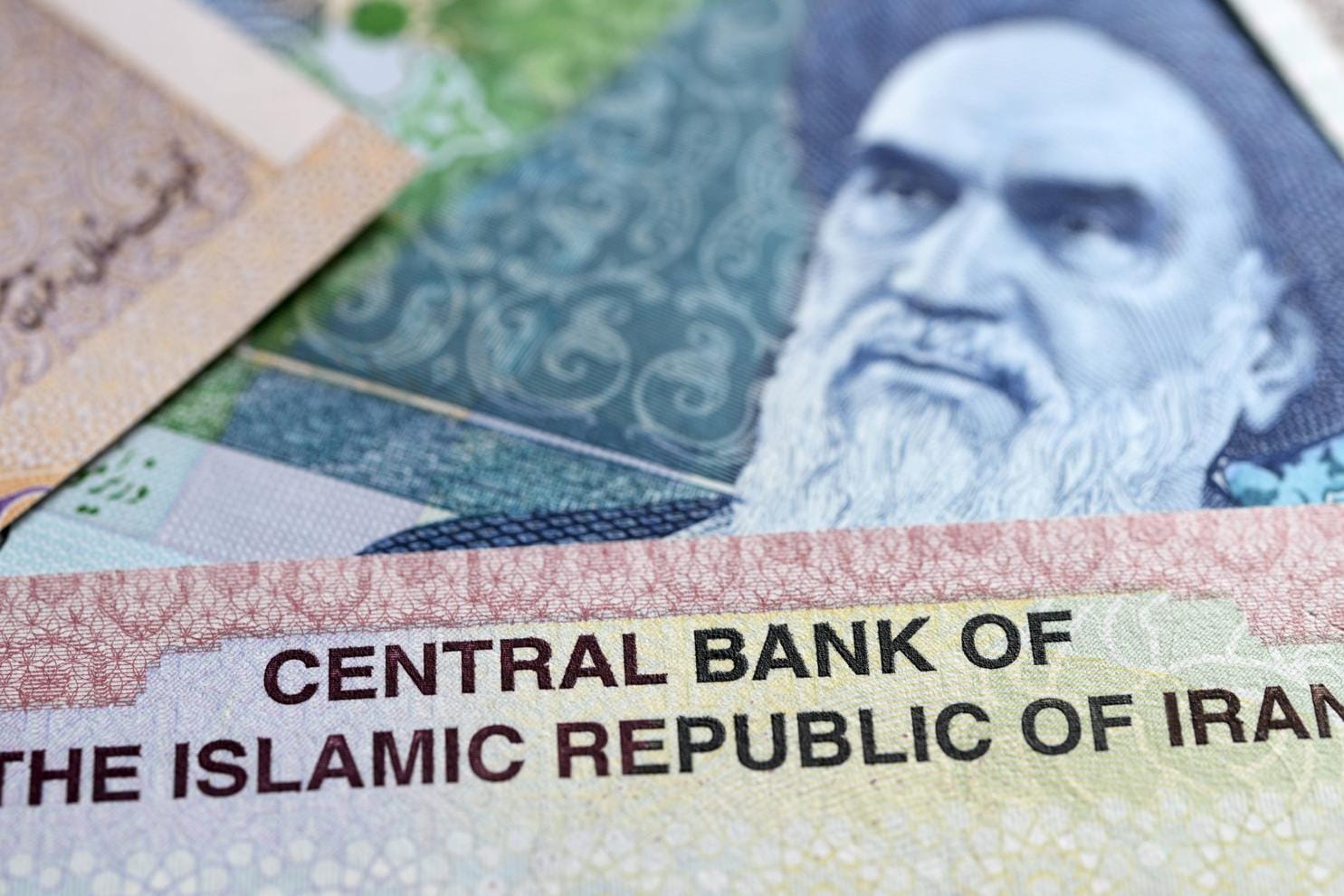 Rial-Noten: Der Iran steckt wegen der US-Sanktionen in einer ernsthaften Währungskrise – ein Trick soll zumindest etwas Abhilfe schaffen.