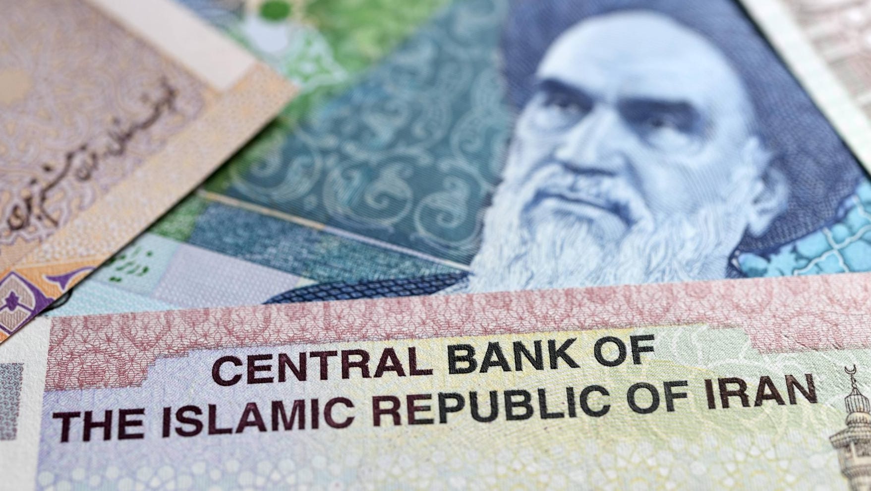 Rial-Noten: Der Iran steckt wegen der US-Sanktionen in einer ernsthaften Währungskrise – ein Trick soll zumindest etwas Abhilfe schaffen. Rial-Noten: Der Iran steckt wegen der US-Sanktionen in einer ernsthaften Währungskrise – ein Trick soll zumindest etwas Abhilfe schaffen.