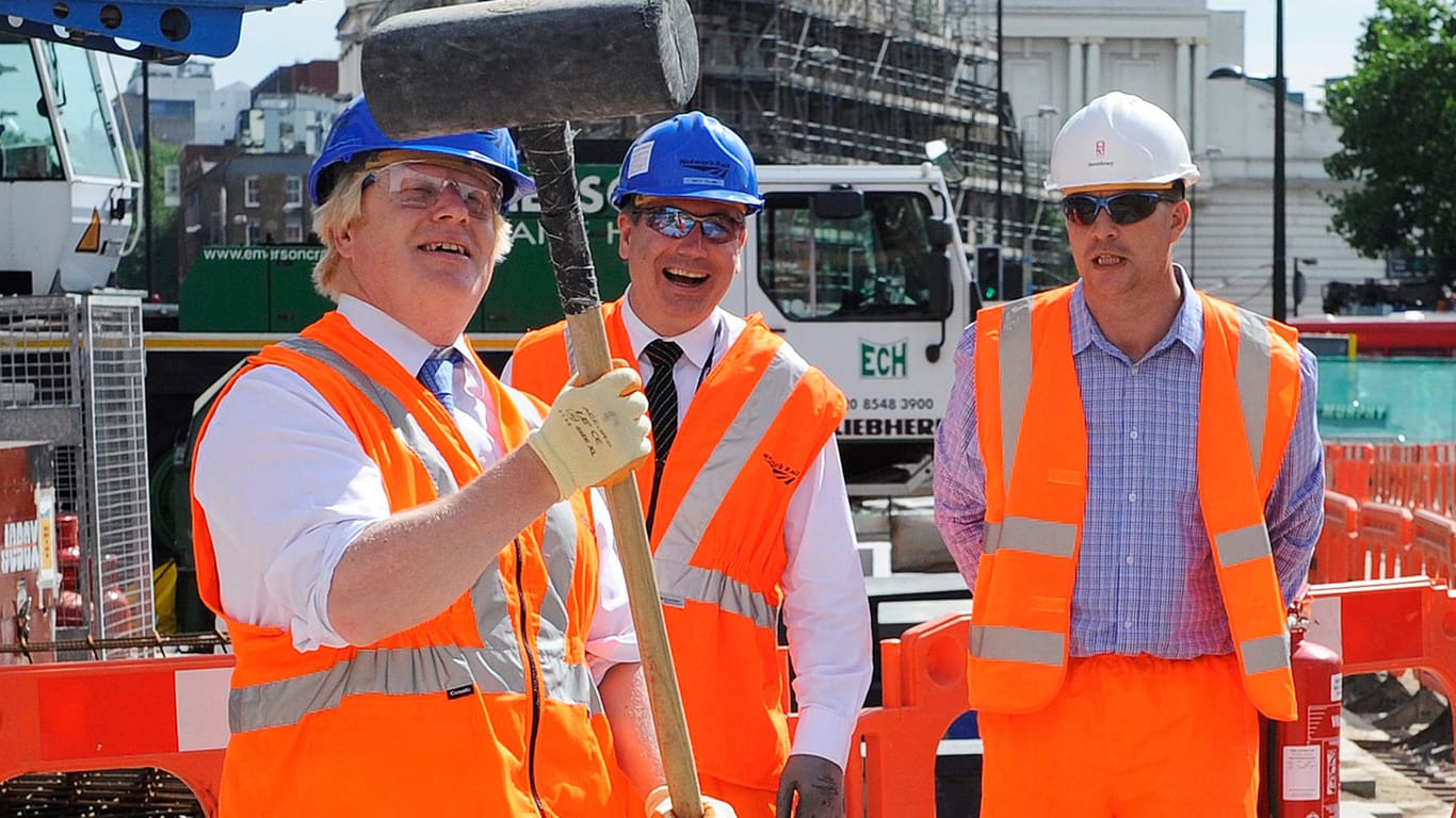 Boris Johnson mit Vorschlaghammer: Das Foto entstand im August 2013, als Johnson Bürgermeister von London war.