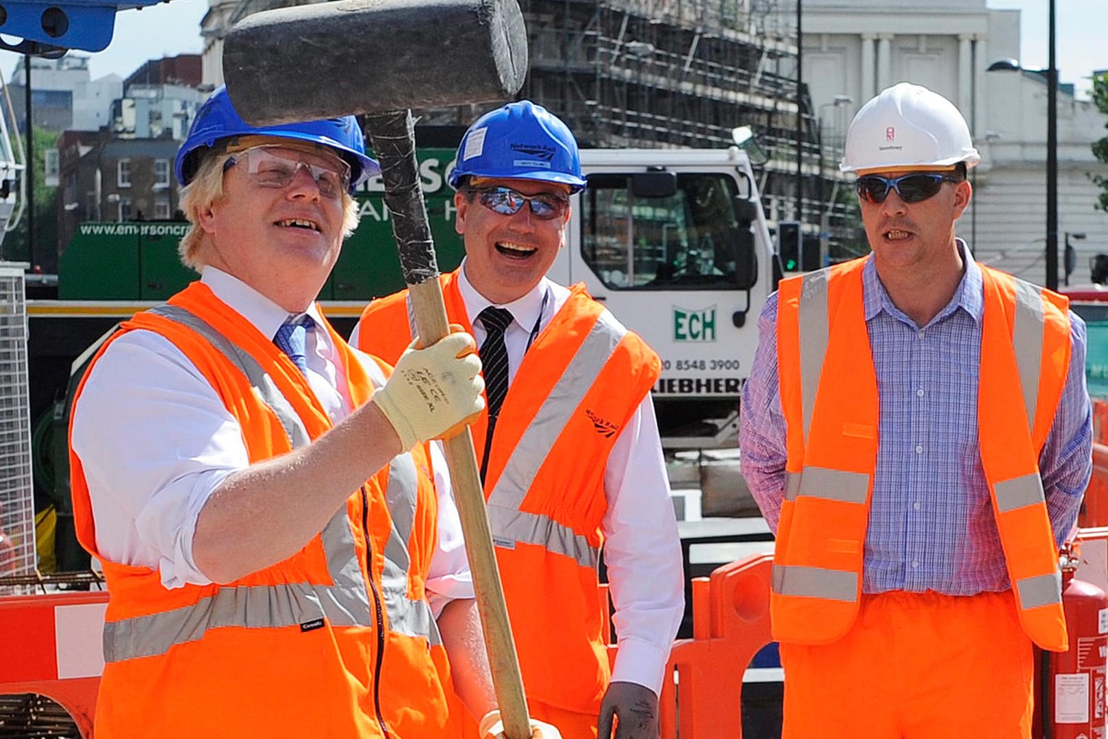 Boris Johnson mit Vorschlaghammer: Das Foto entstand im August 2013, als Johnson Bürgermeister von London war.