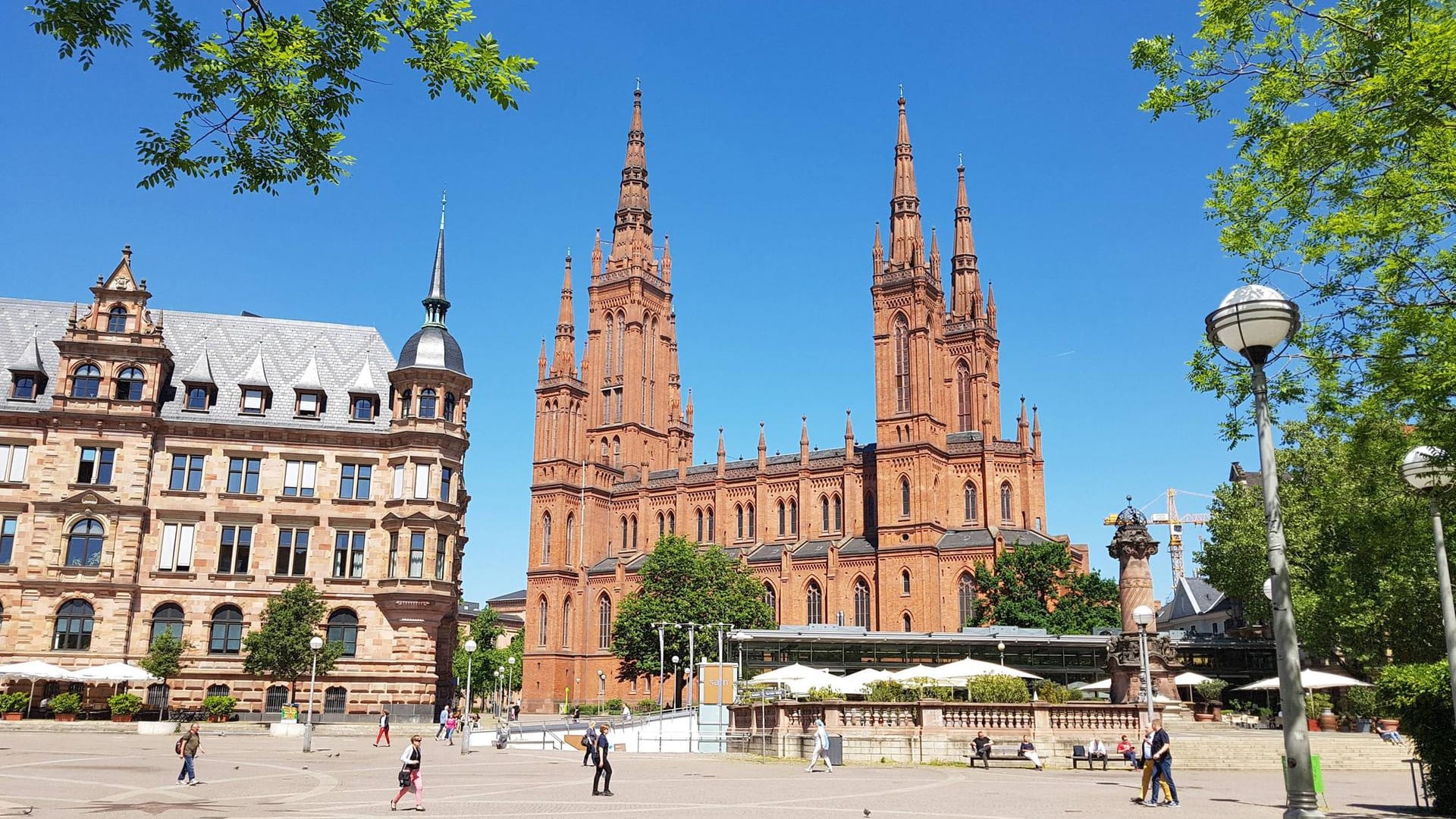 Die Marktkirche in Wiesbaden auf dem Marktplatz: Daneben befindet sich das Rathaus