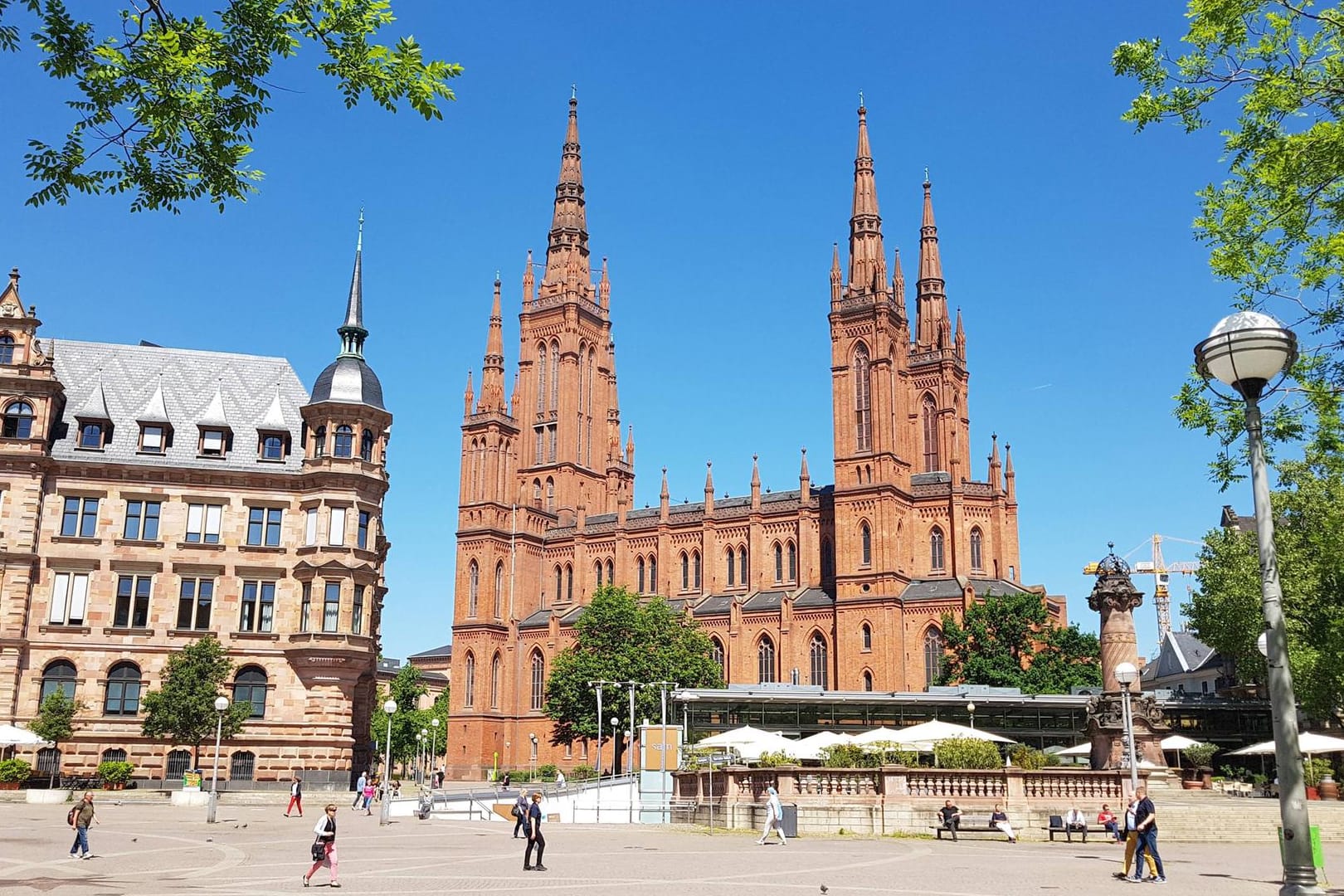 Die Marktkirche in Wiesbaden auf dem Marktplatz: Daneben befindet sich das Rathaus