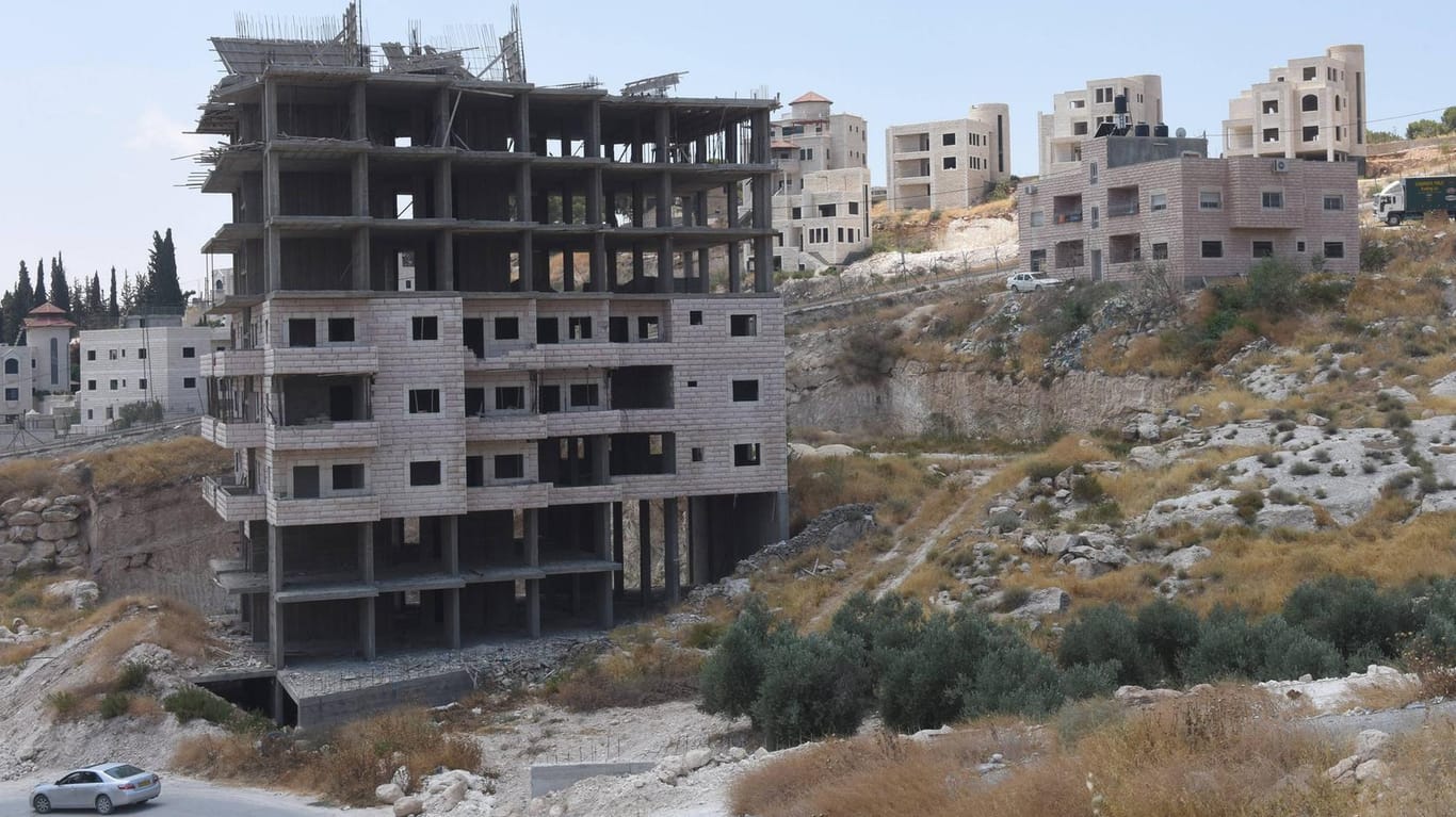 Palästinensische Rohbauten in Ost-Jerusalem: Immer wieder gibt es Streit um Siedlungen. Nun hat Israel den Bau Hunderter Wohnungen für Palästinenser im Westjordanland gebilligt. Tausende Wohnungen sollen außerdem für israelische Siedler entstehen.