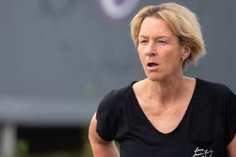 Trainerin Martina Voss-Tecklenburg und der DFB wollen das frühe WM-Aus des Nationalteams der Frauen analysieren.