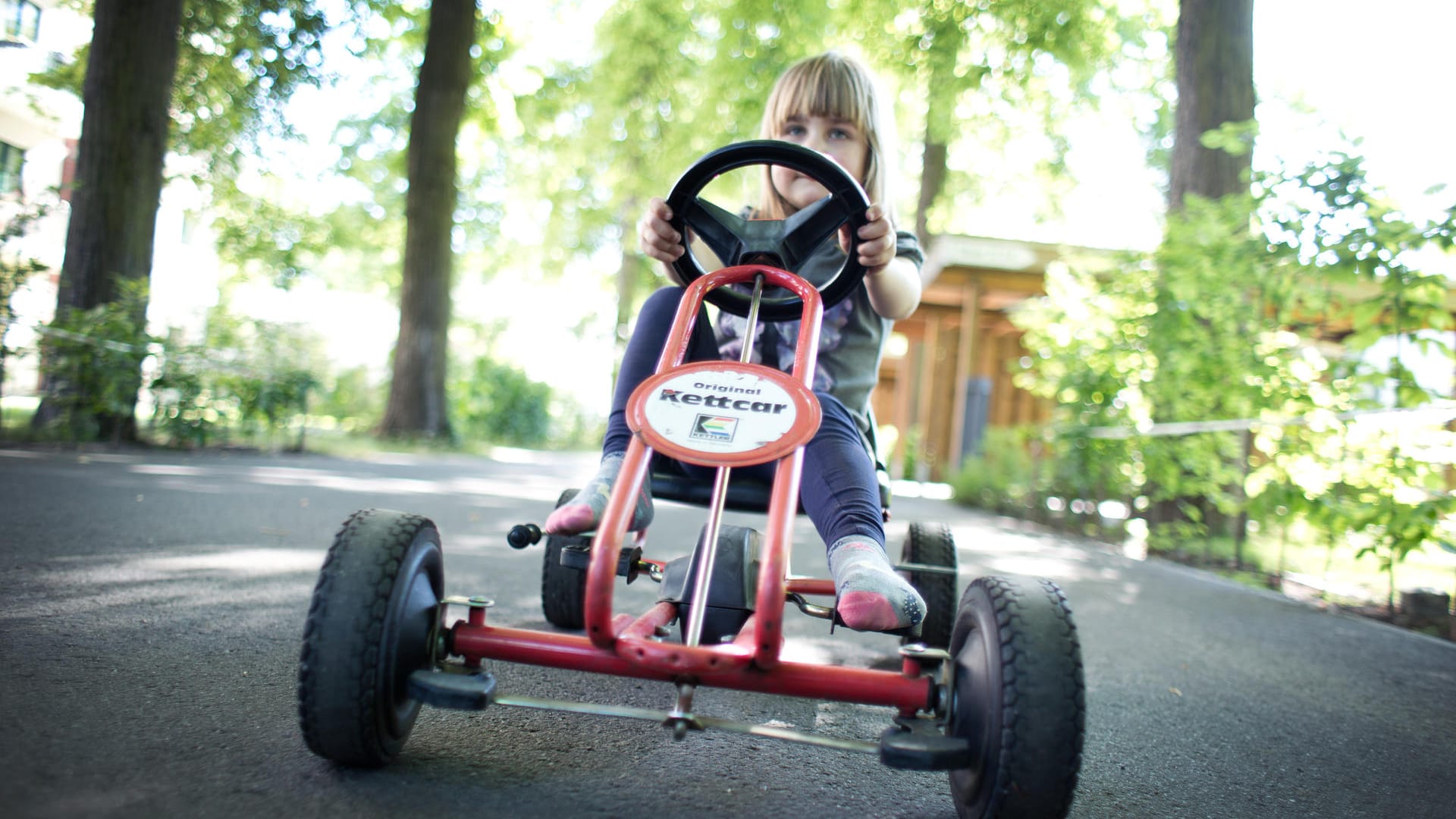 Ein Mädchen sitzt auf einem Kettcar: Die Firma Kettler stellt einen weiteren Insolvenzantrag.