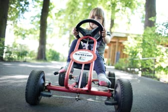 Ein Mädchen sitzt auf einem Kettcar: Die Firma Kettler stellt einen weiteren Insolvenzantrag.