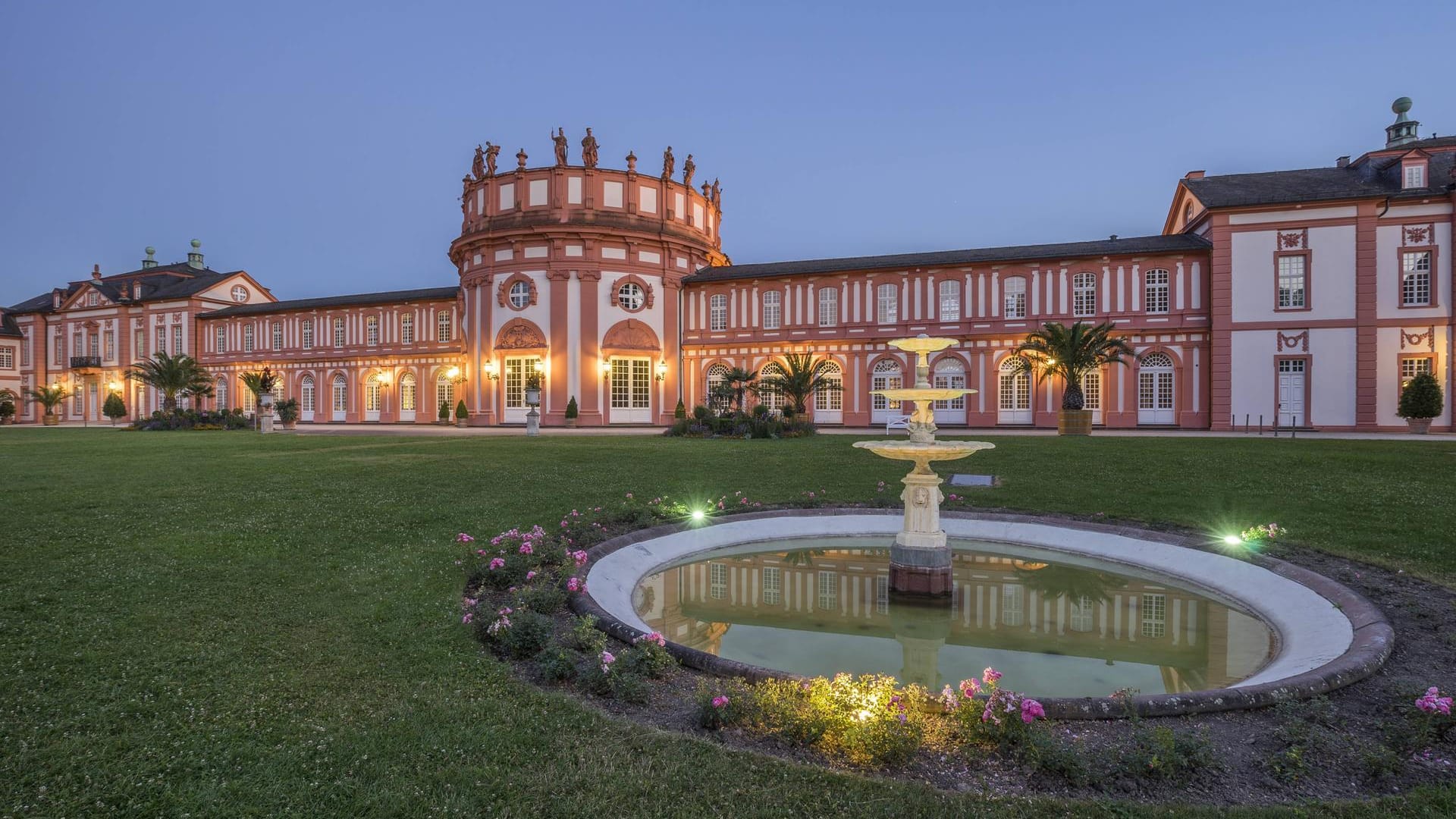 Schloss Biebrich: Das Biebricher Schloss ist heute vor allem für seine Reitturniere bekannt.