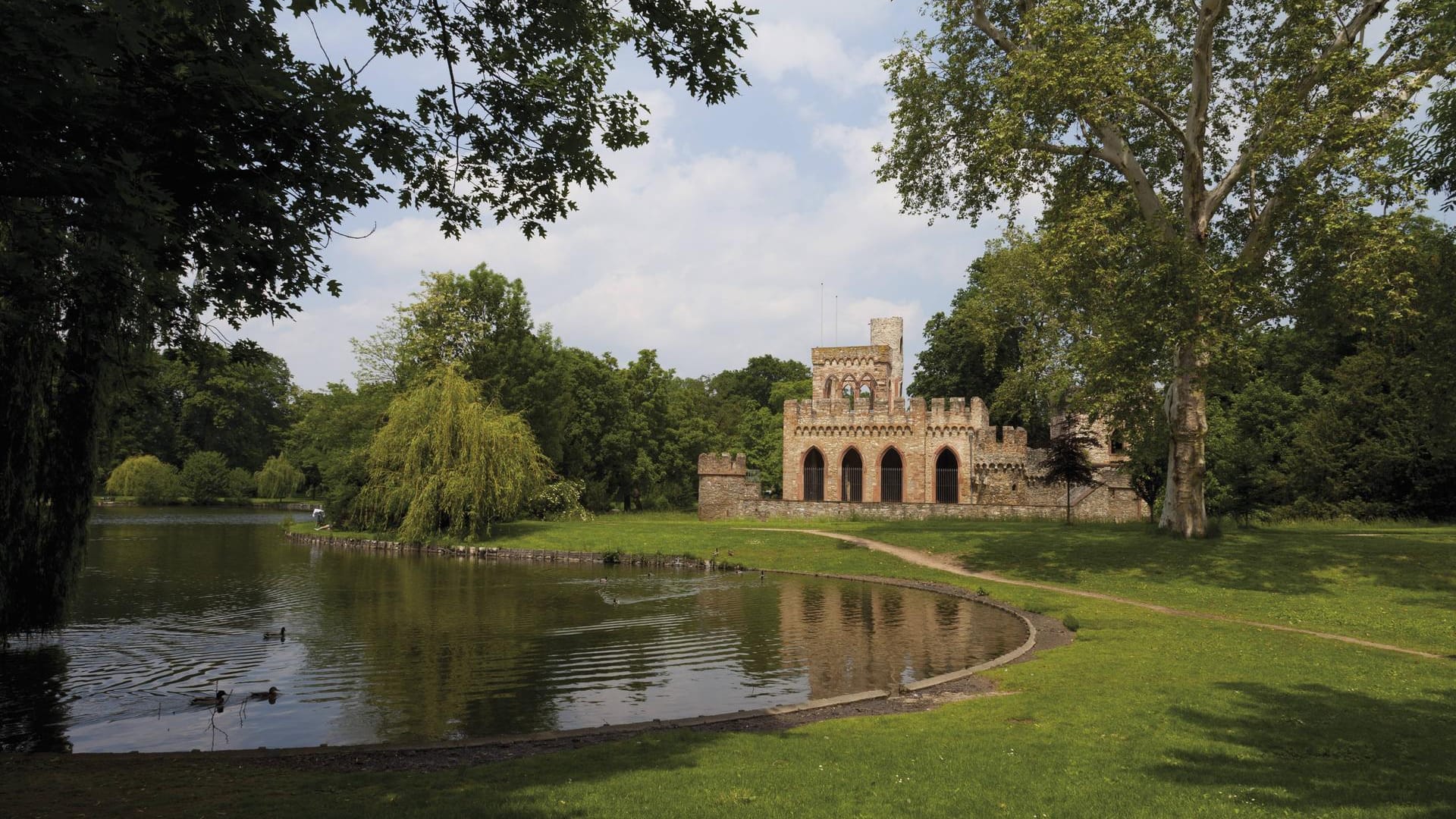 Mosburg: Die Mosburg ist eine küstliche Ruine im Wiesbadener Schlosspark.