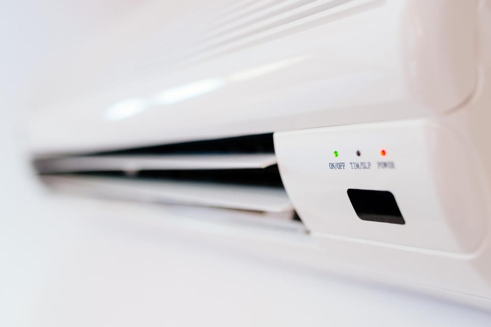 Klimaanlage: Fest installierte Splitgeräte bestehen aus einem Teil, der im Innenraum, und einem Teil, der an der Außenwand, montiert werden.